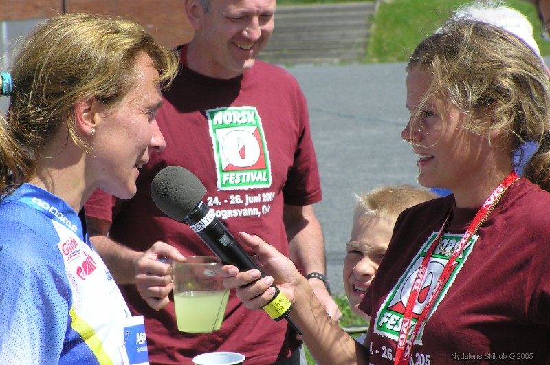 2.25b_SNORRE_P6256005 Hanne Staff blir intervjuet av Maren med mic'en