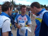 2.33b_PALI_CIMG1265 Bj�rnar forklarer lagkamerater at han har blitt diska for feilstempling