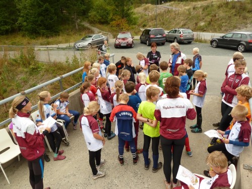 Einar instruerer 10 til 12 åringene