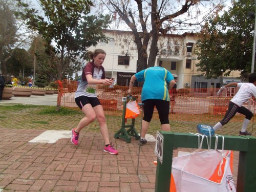 Ingeborg stempler på sistepost
