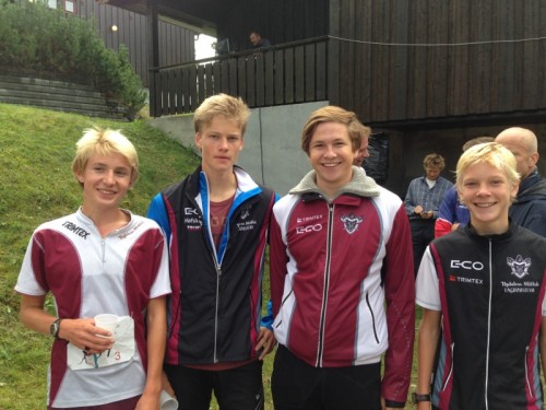 Kretsmesterne Eirik, Gjermund og Lukas i H13-16 med stolt trener Sondre.